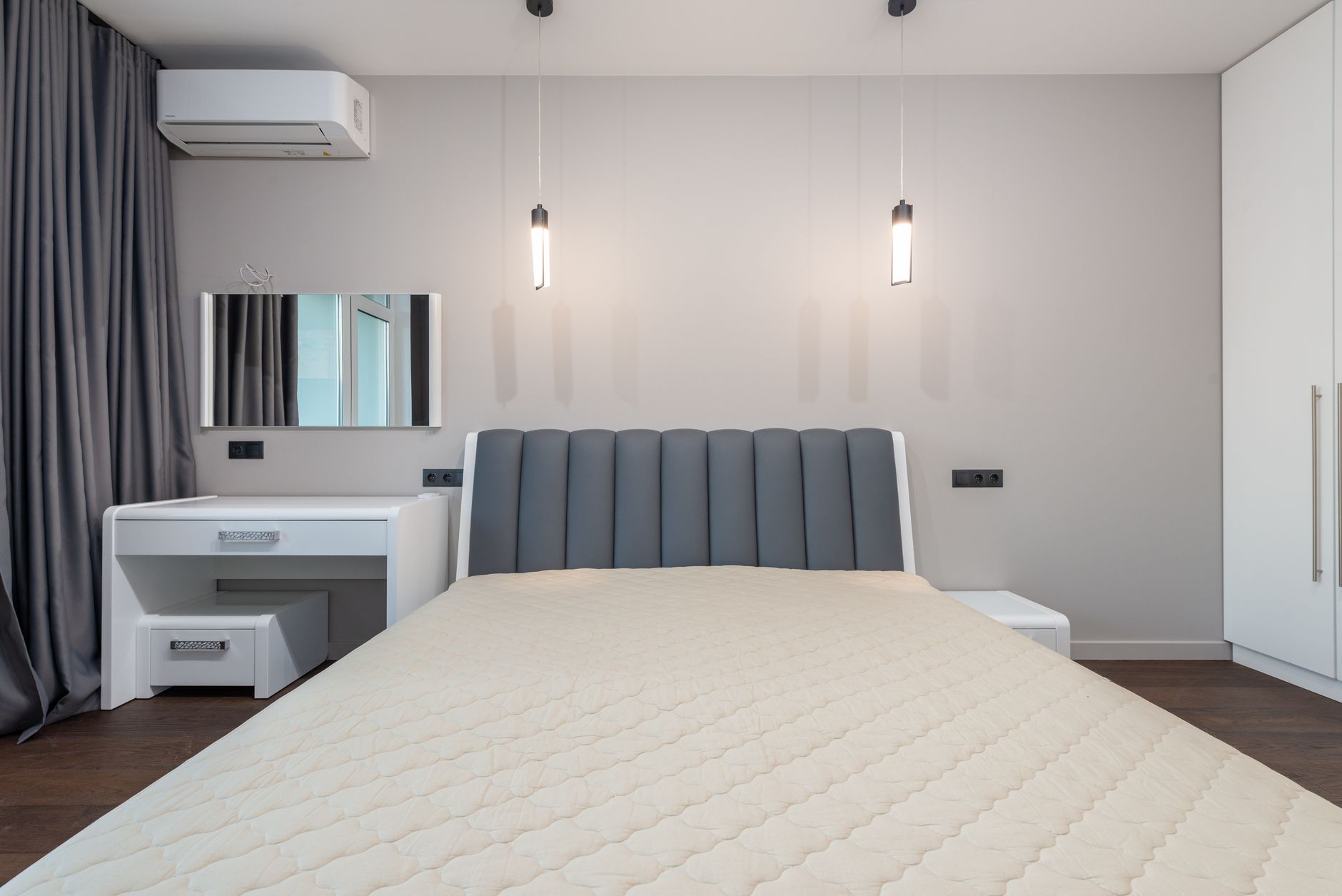 Chambre épurée avec suspension lumineuse
