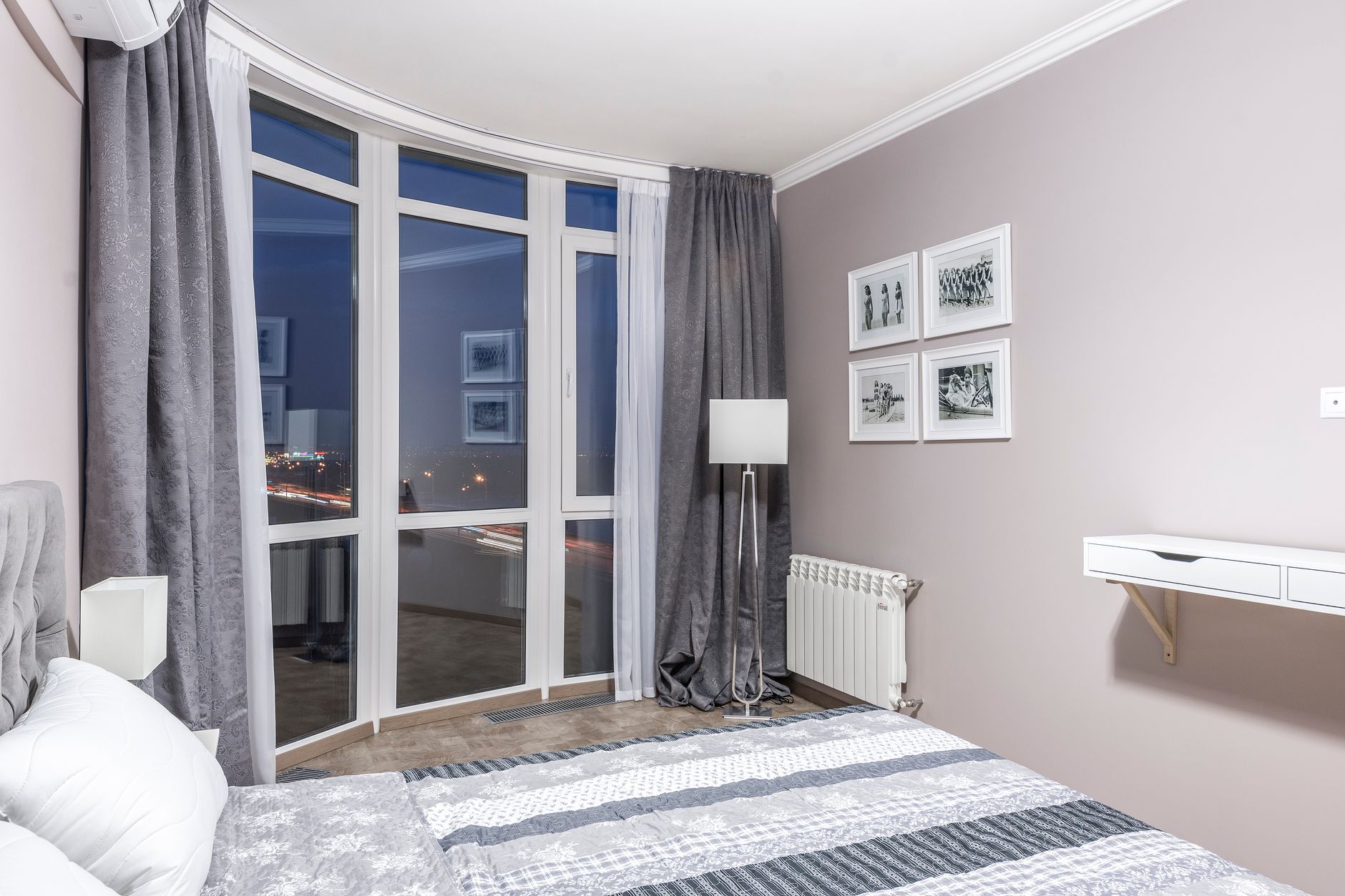 Chambre lumineuse avec grandes fenêtres