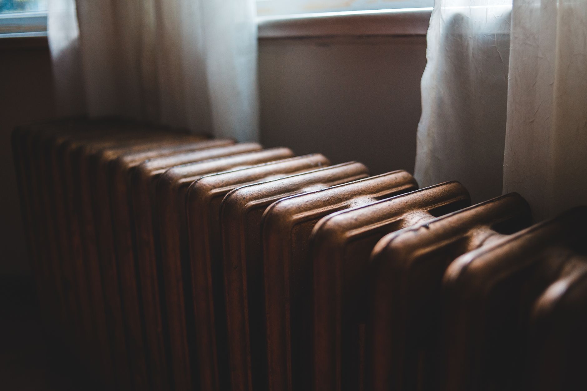 Radiateur ancien près d'une fenêtre