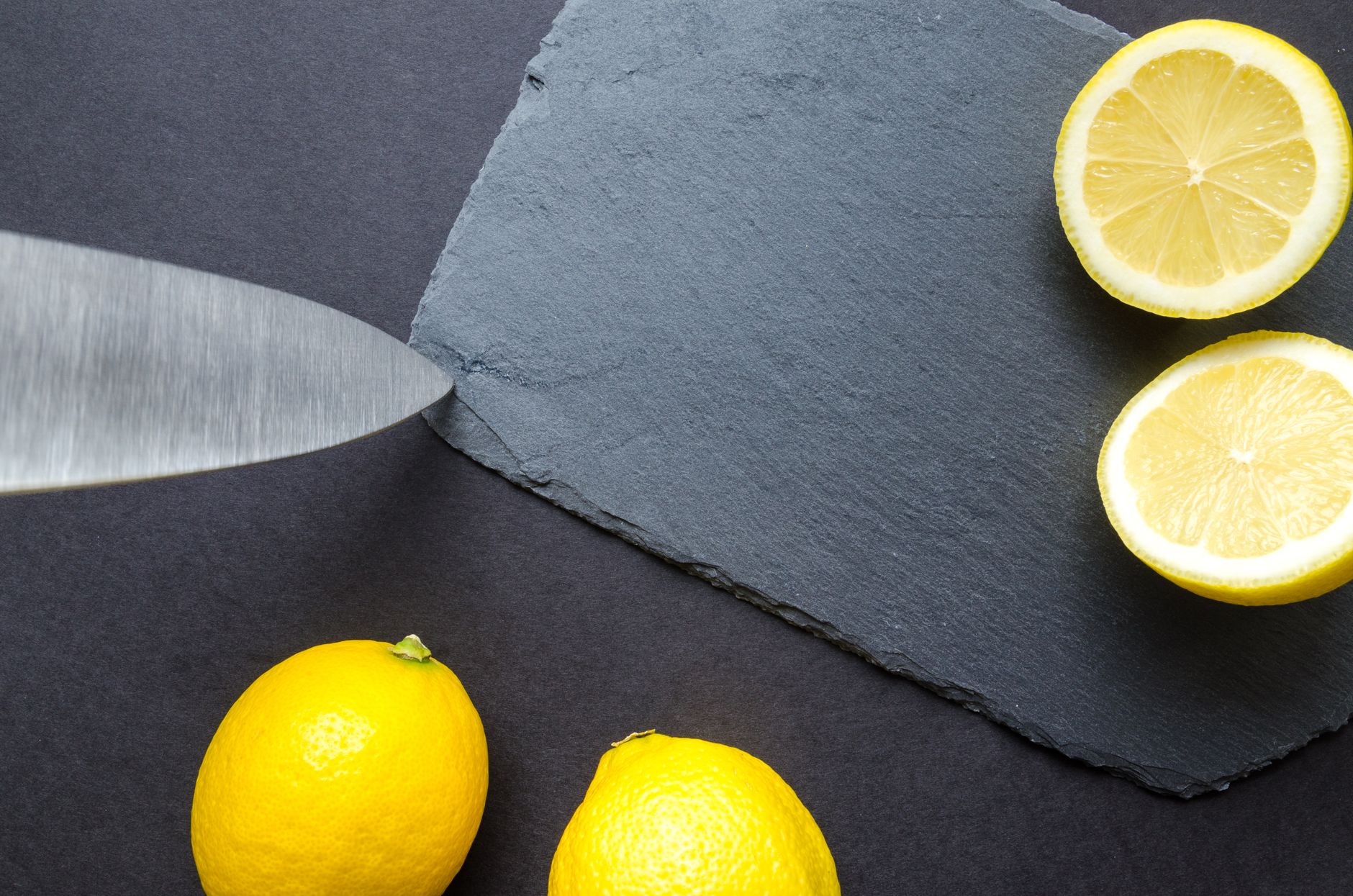 Citron frais utilisé comme répulsif naturel