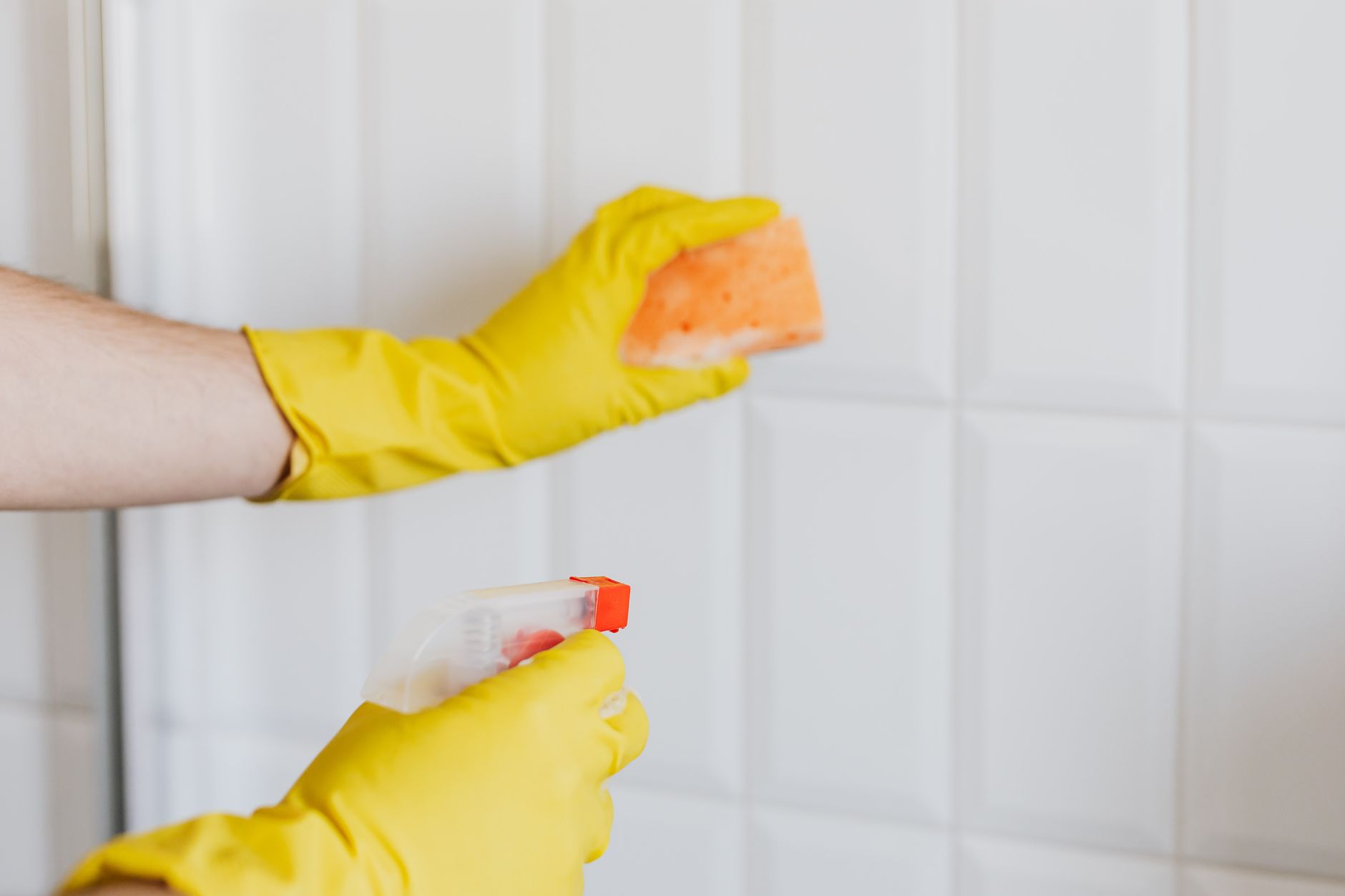Nettoyage du carrelage de douche au spray