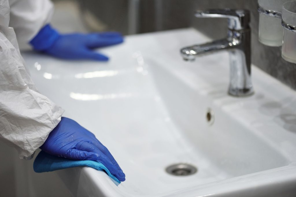 Nettoyage d un lavabo entartre avec des gants