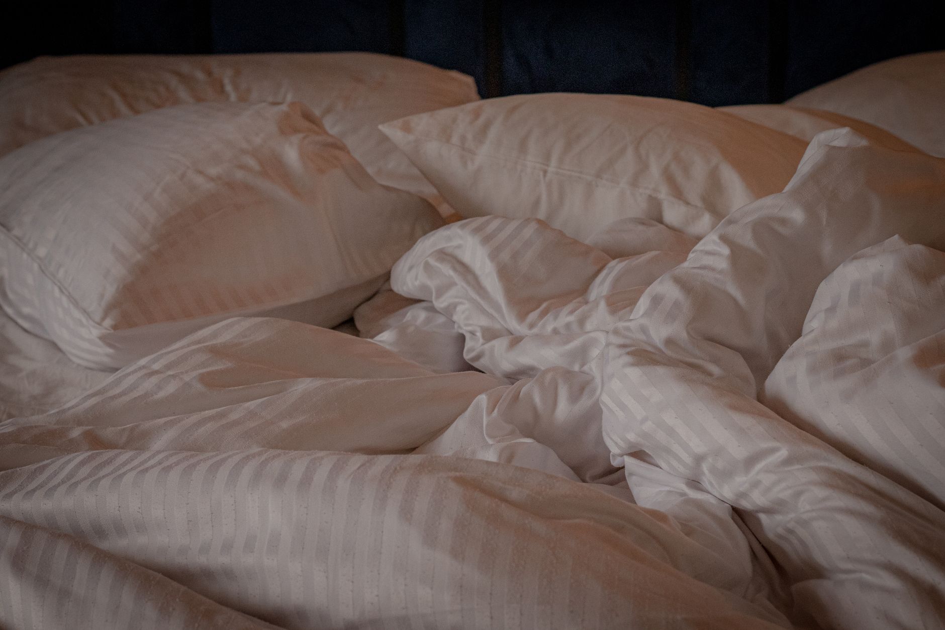 Lit avec couette blanche froissée
