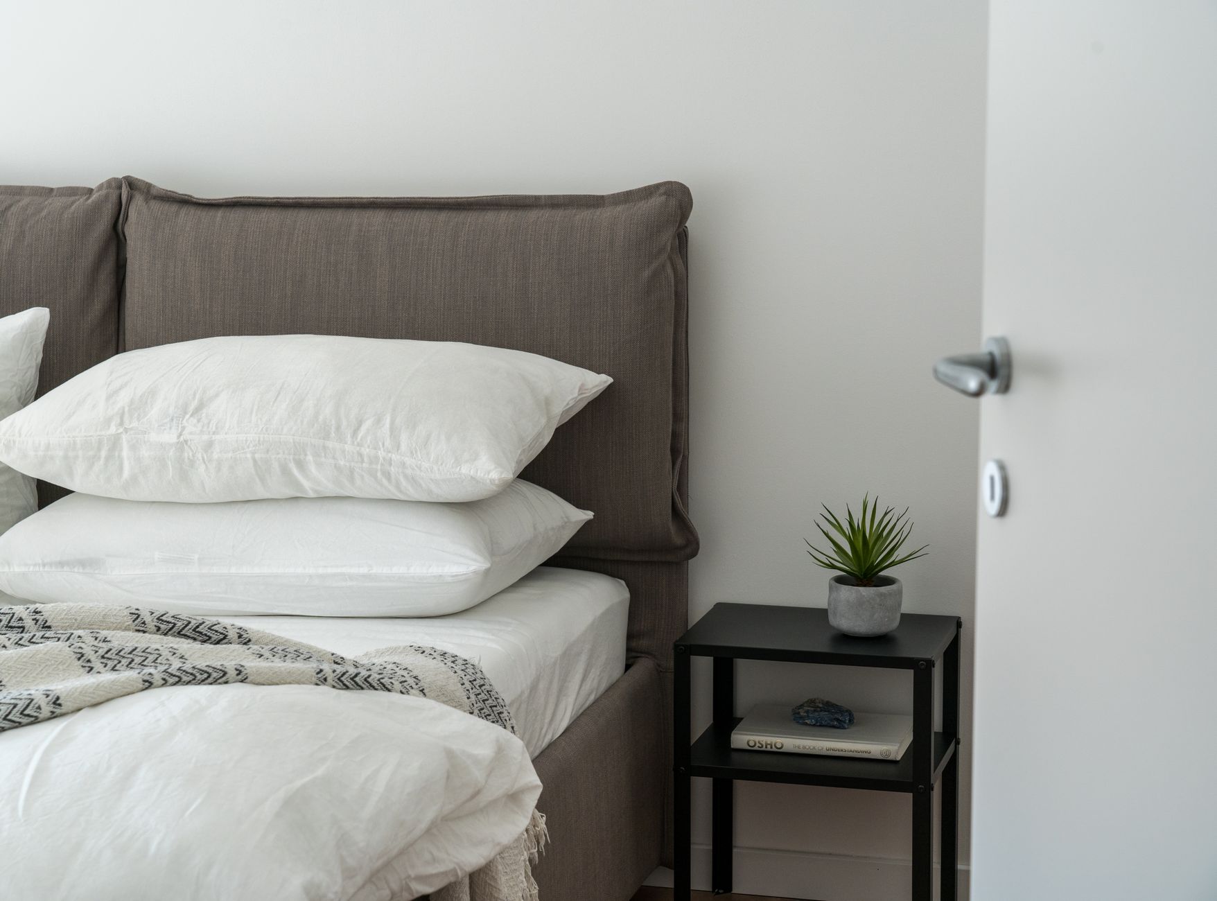 Couette et oreillers pliés sur un lit
