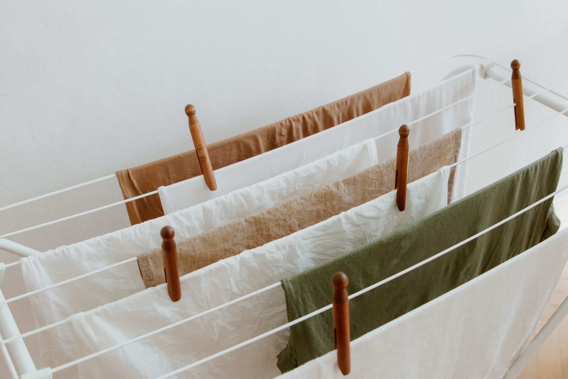 Linge délicat étendu à l'air libre sur un séchoir