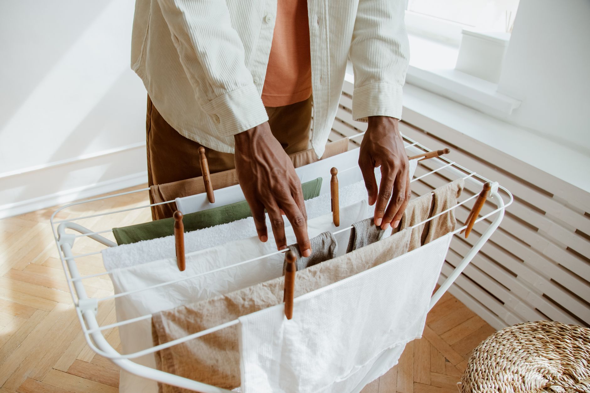 Un homme étend du linge fraîchement lavé