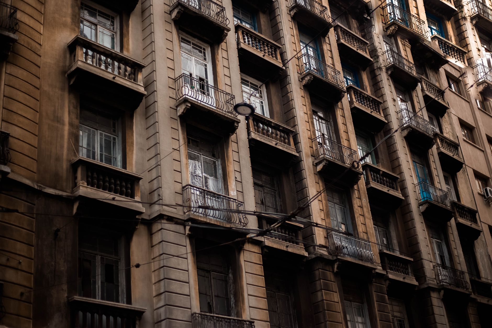 Façade ancienne aux balcons en pierre sculptée