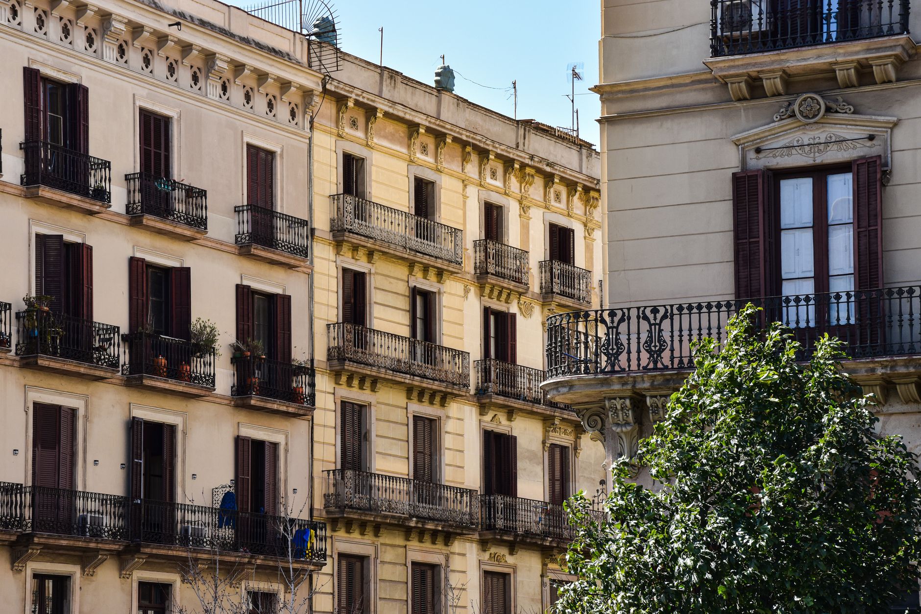 Immeuble ancien haussmannien avec balcons en fer forgé