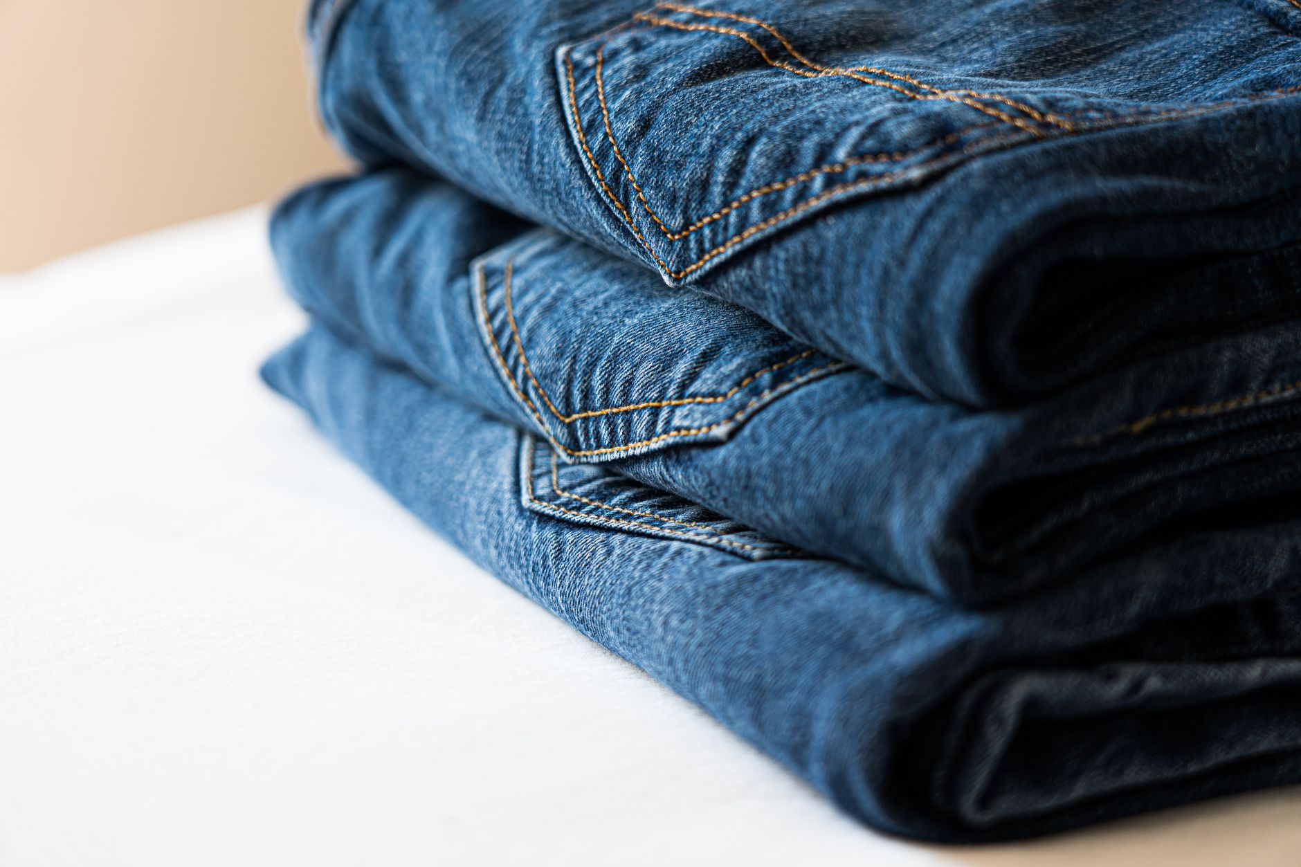 Pile de jeans en coton pliés après séchage