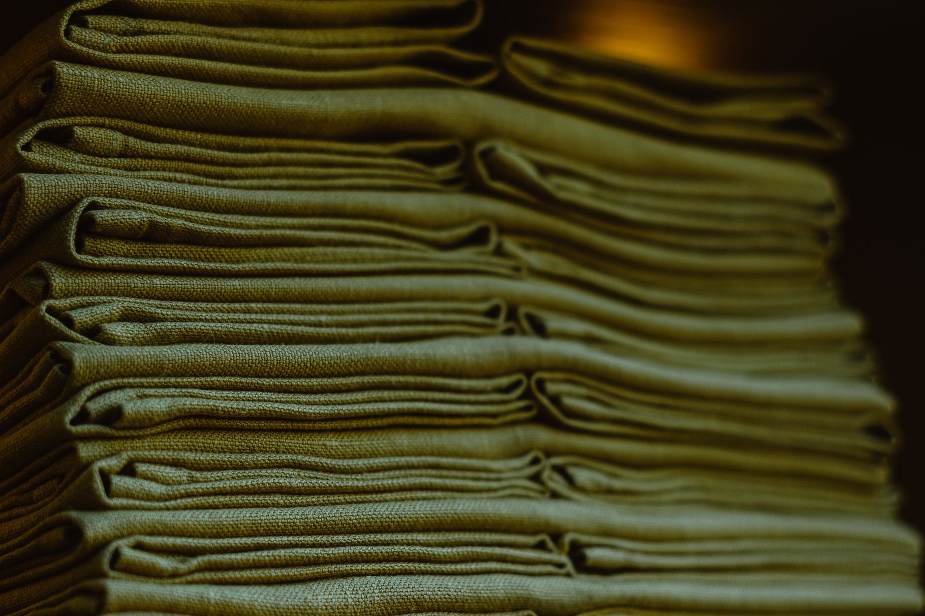 Pile de linge plié de couleur verte