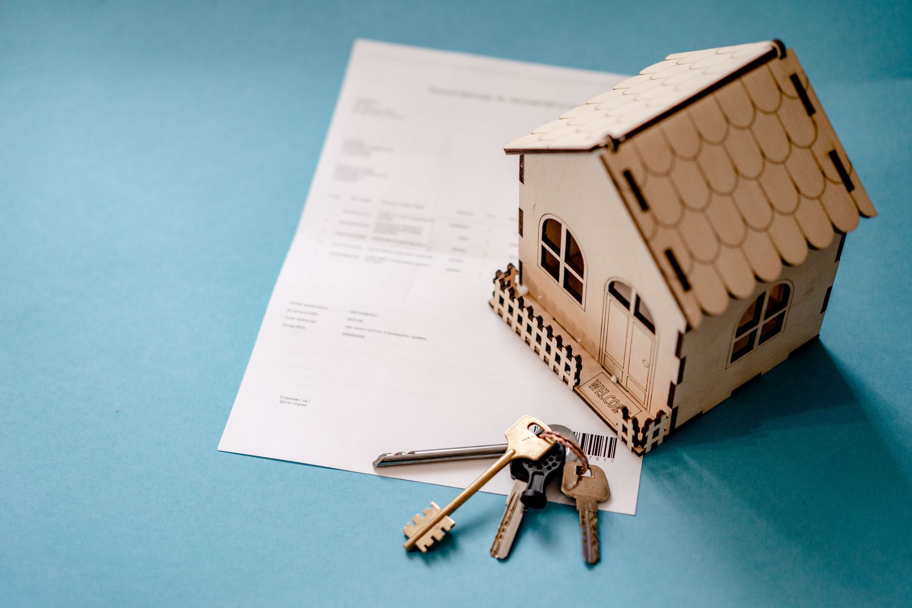 Maison miniature avec cles et contrat de pret