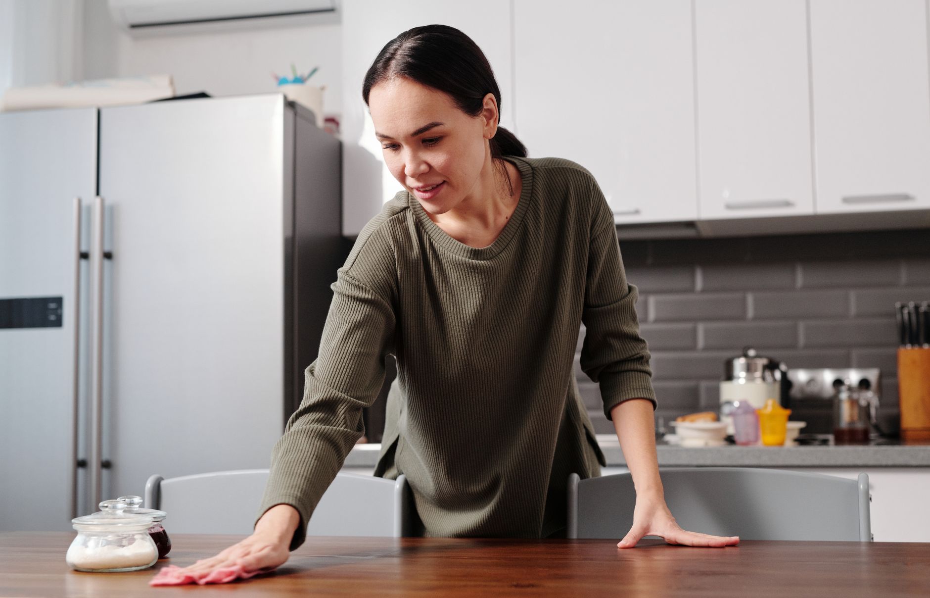 Nettoyage d'un plan de travail de cuisine