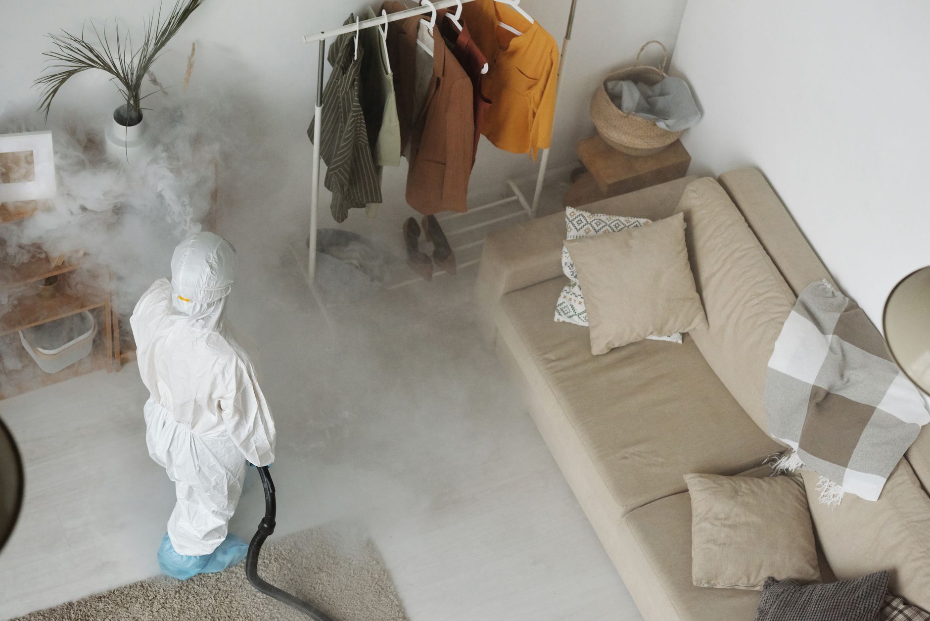 Professionnel en tenue traitant un intérieur