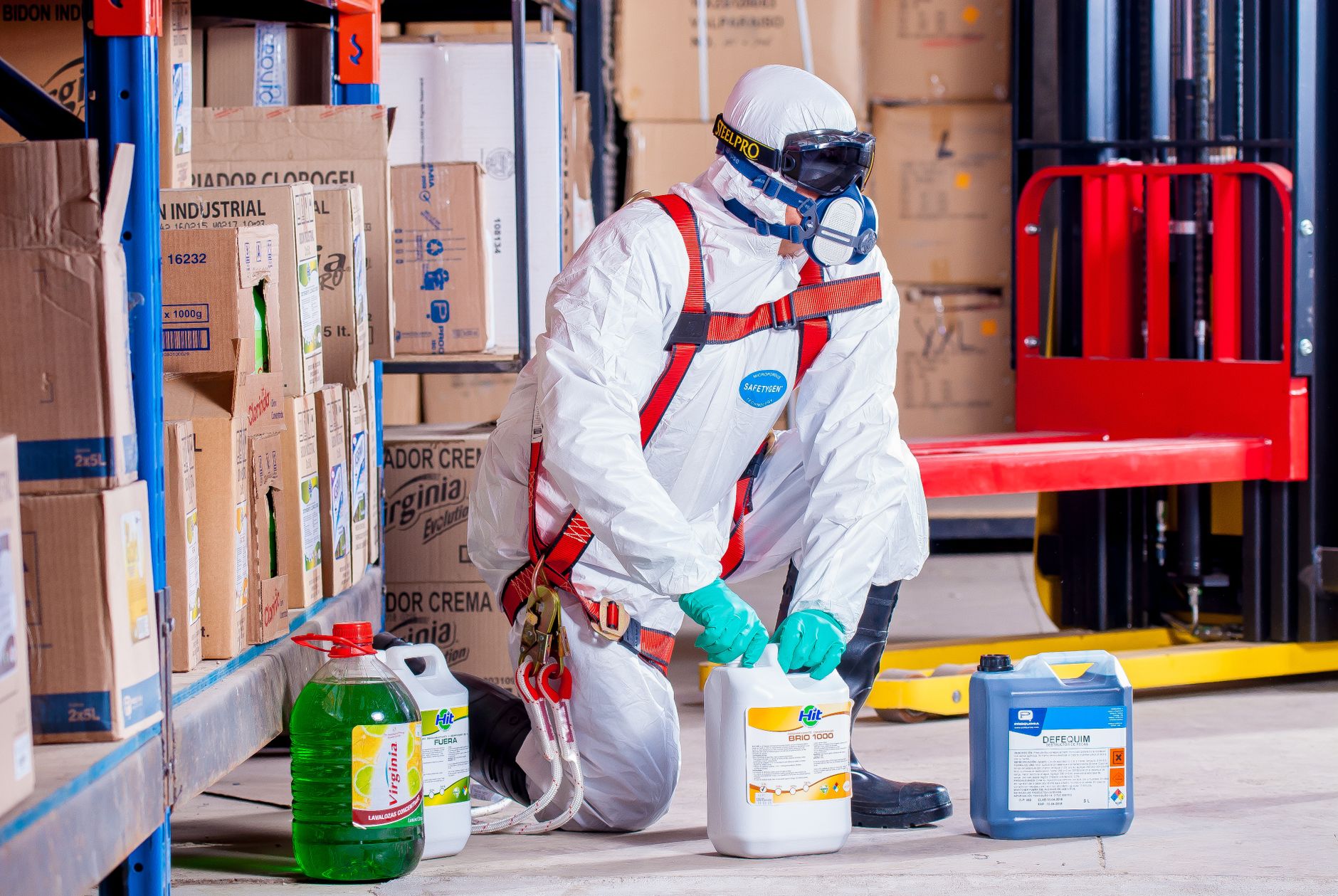 Professionnel en combinaison de protection lors d une intervention