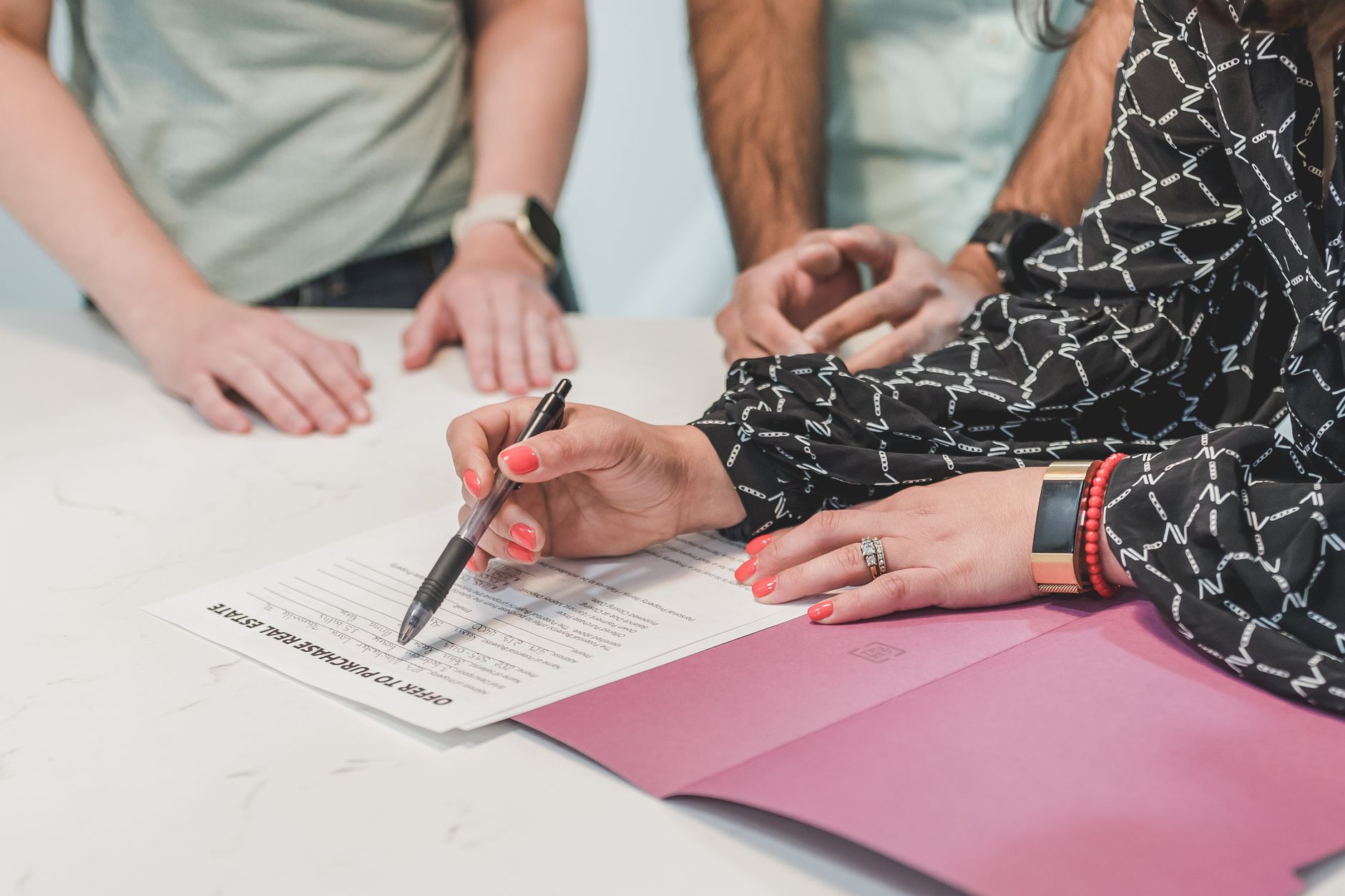 Signature d un document immobilier autour d une table