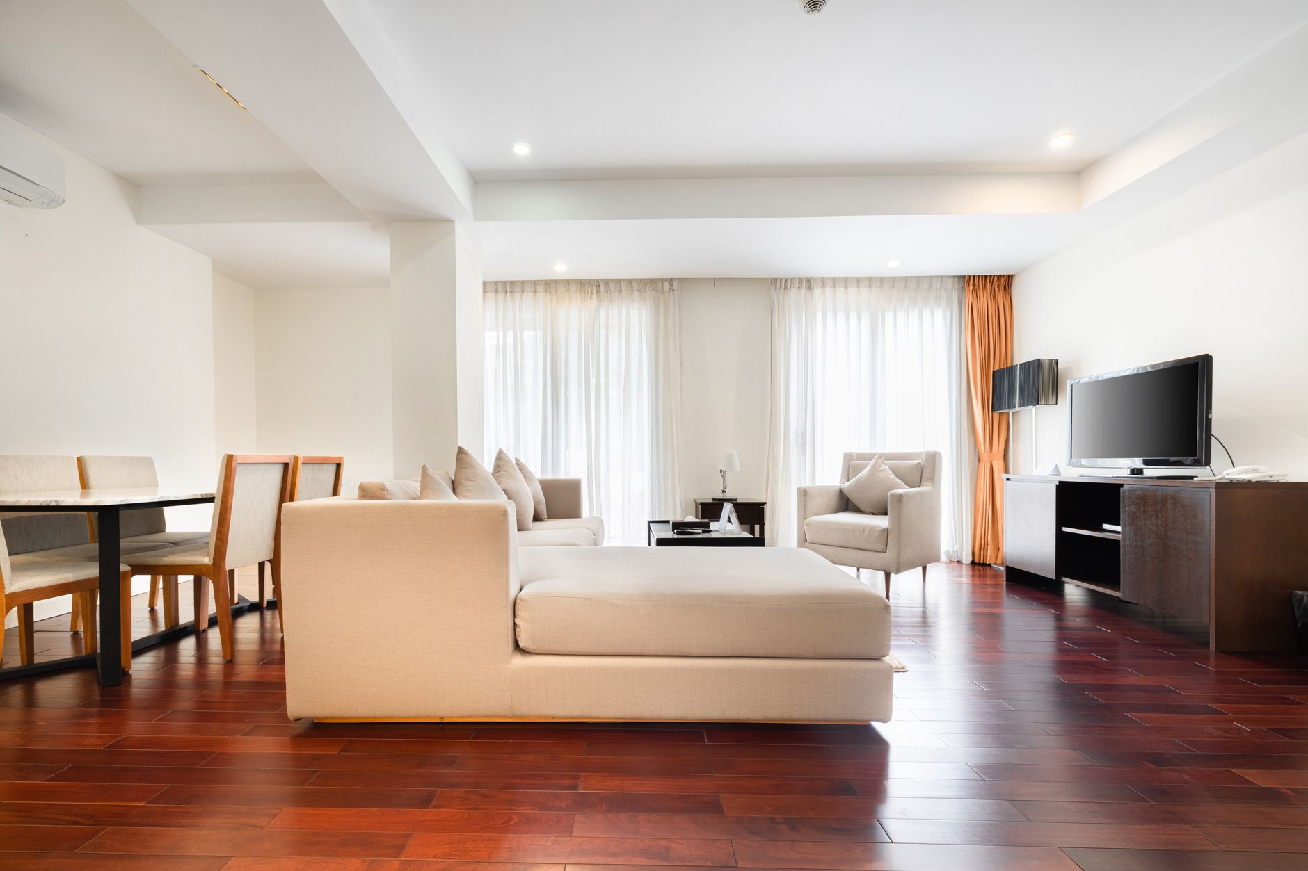 Sejour moderne avec canape et lumiere naturelle