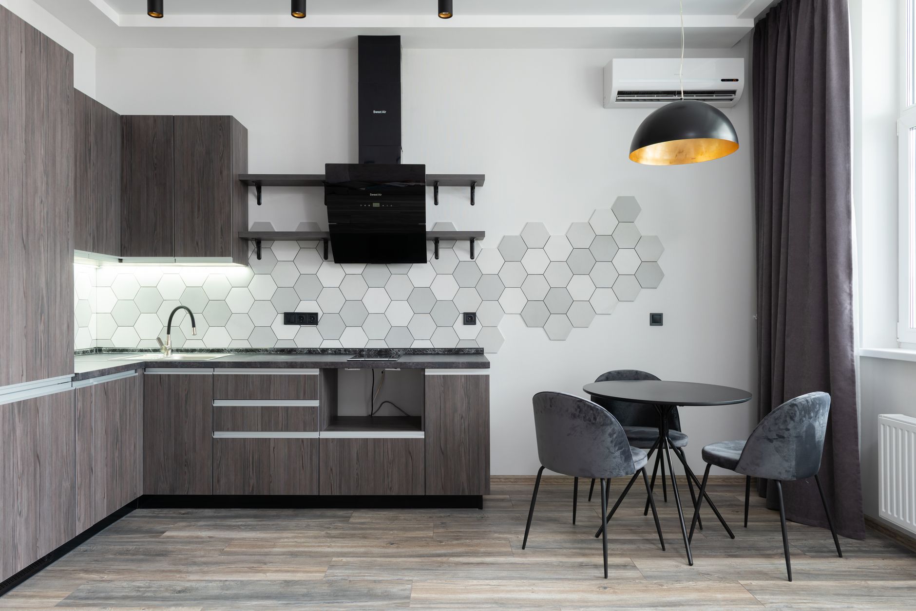 Cuisine ouverte avec table et chaises