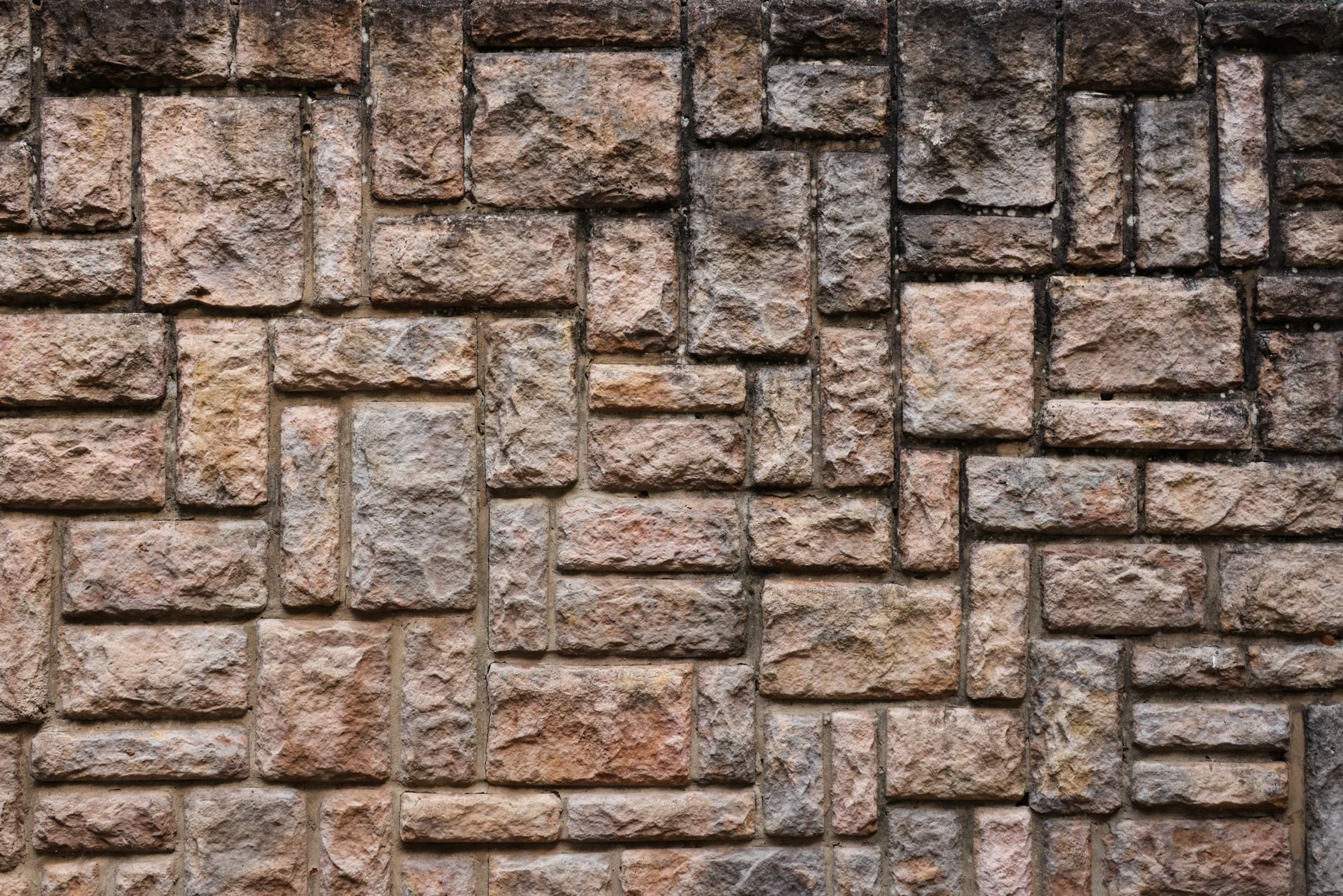 Texture d'un mur en pierre à la limite de propriété