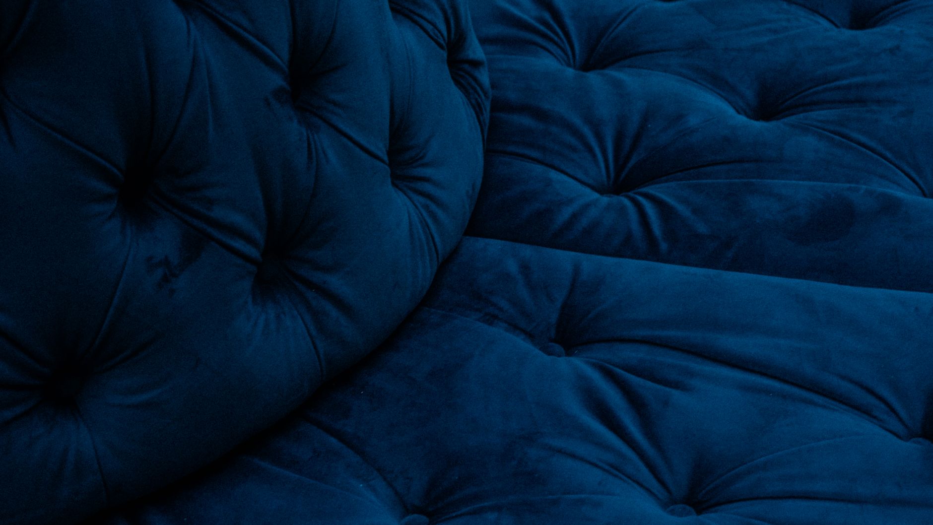 Gros plan sur un tissu en velours bleu