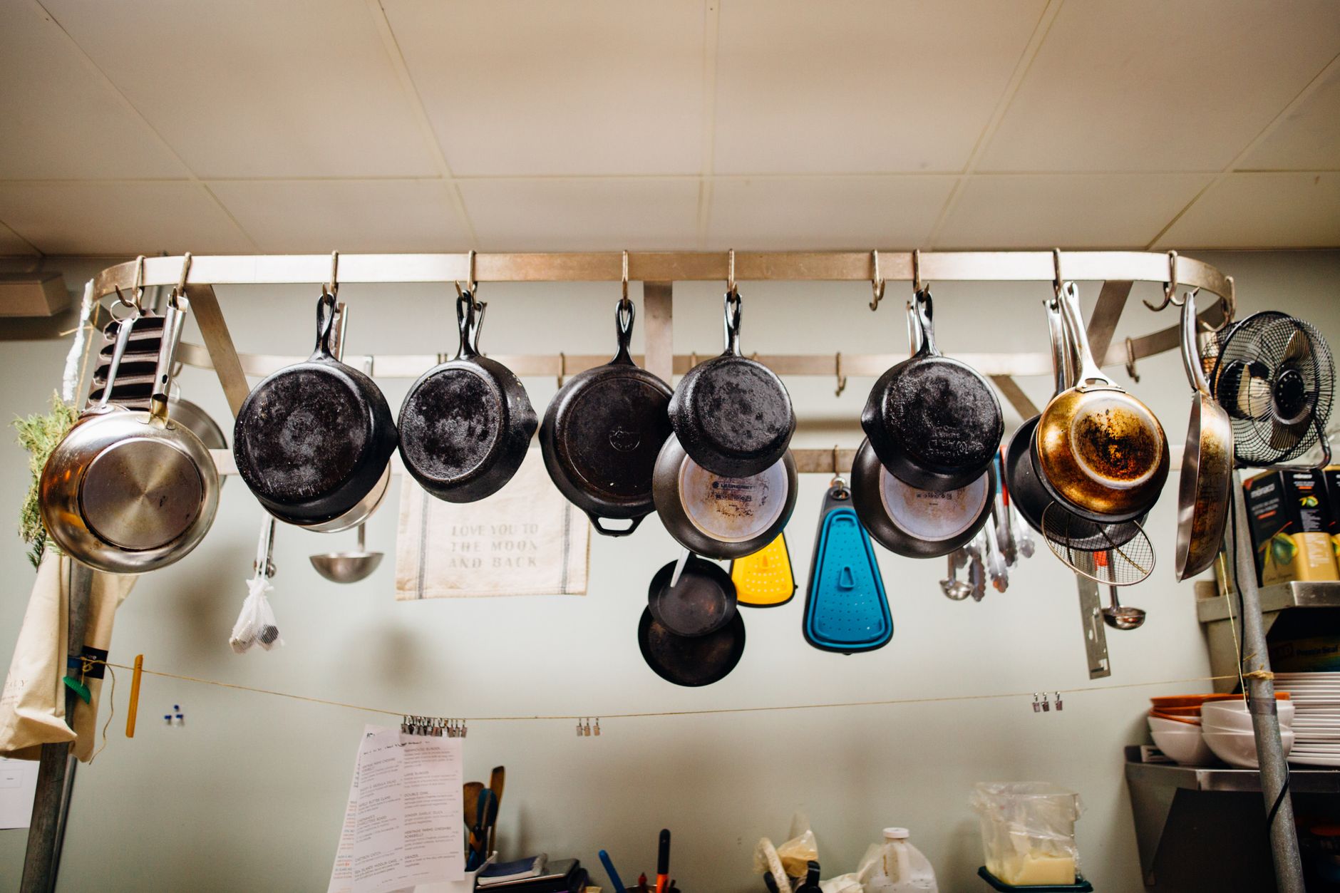 Ustensiles de cuisine suspendus dans une cuisine
