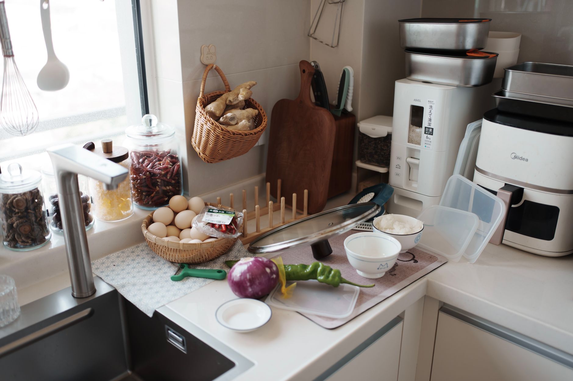 Plan de travail de cuisine avec ingrédients frais