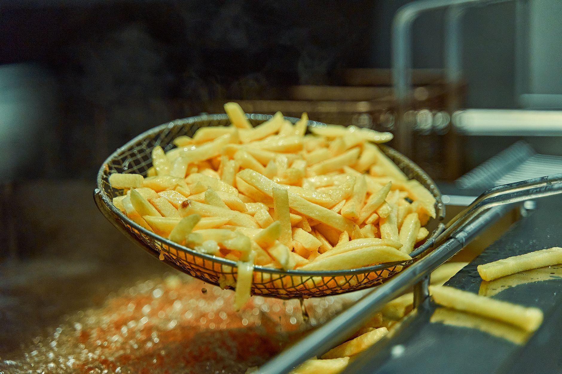 Frites dorées sortant de la friteuse