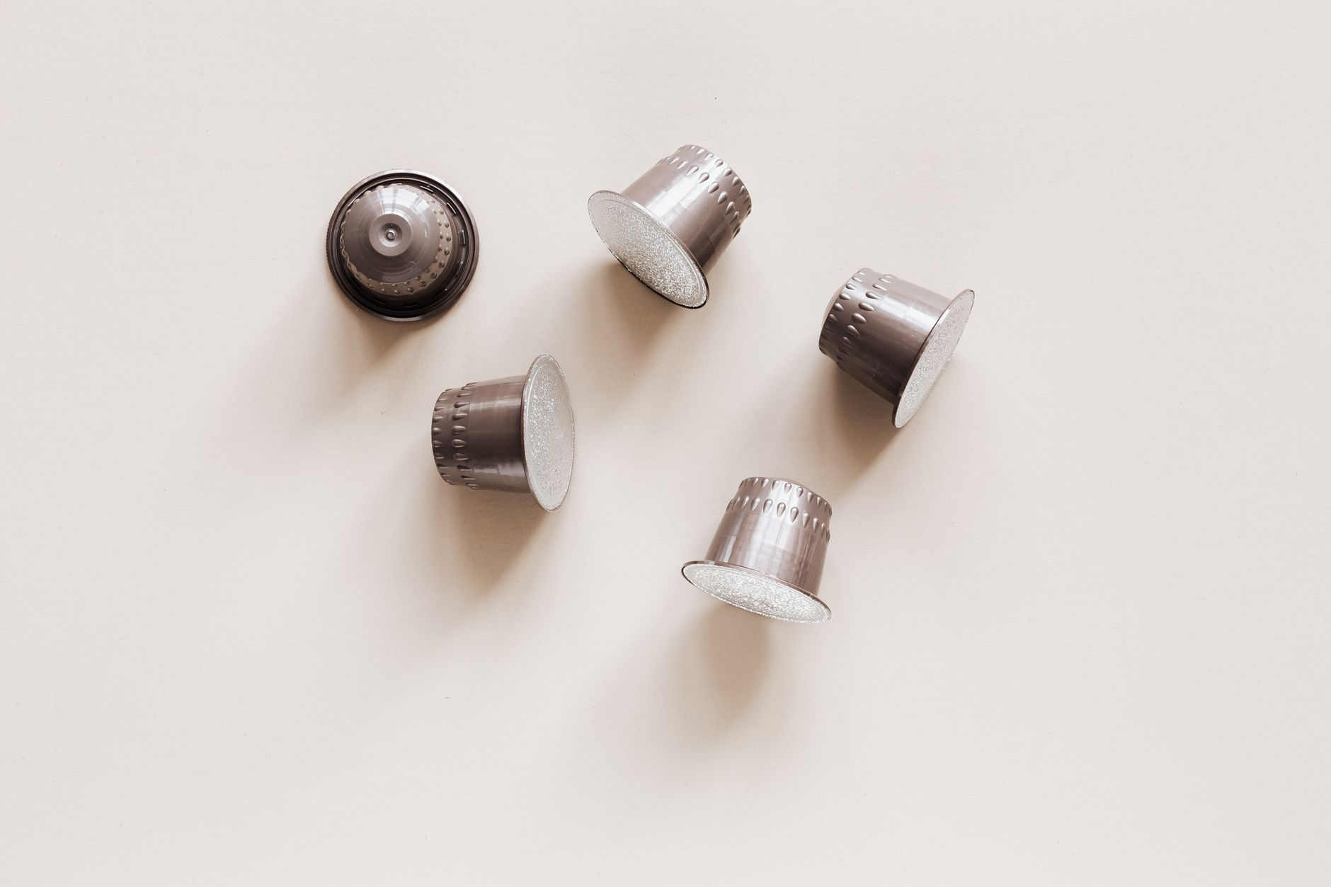 Dosettes de café vues de dessus près d’une machine