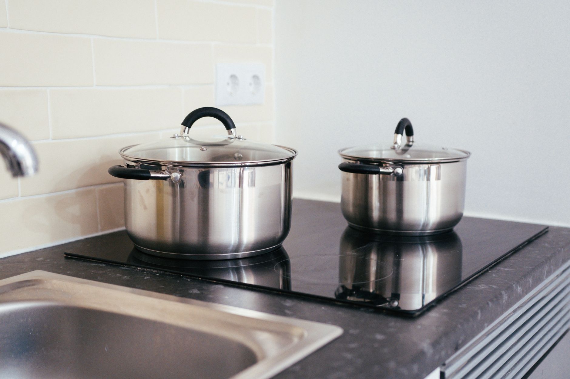 Casseroles en inox sur une table à induction