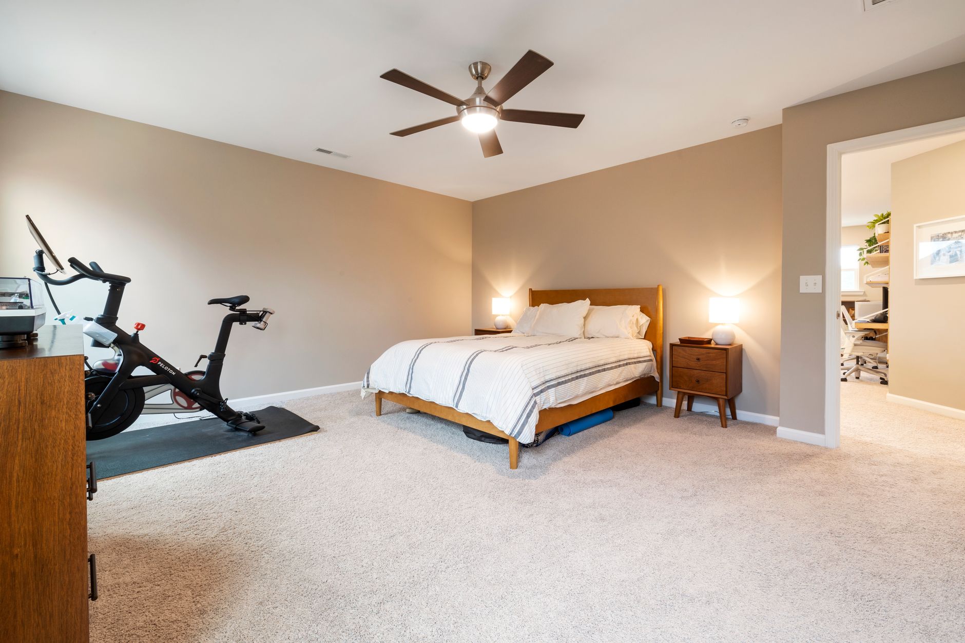 Chambre avec ventilateur de plafond