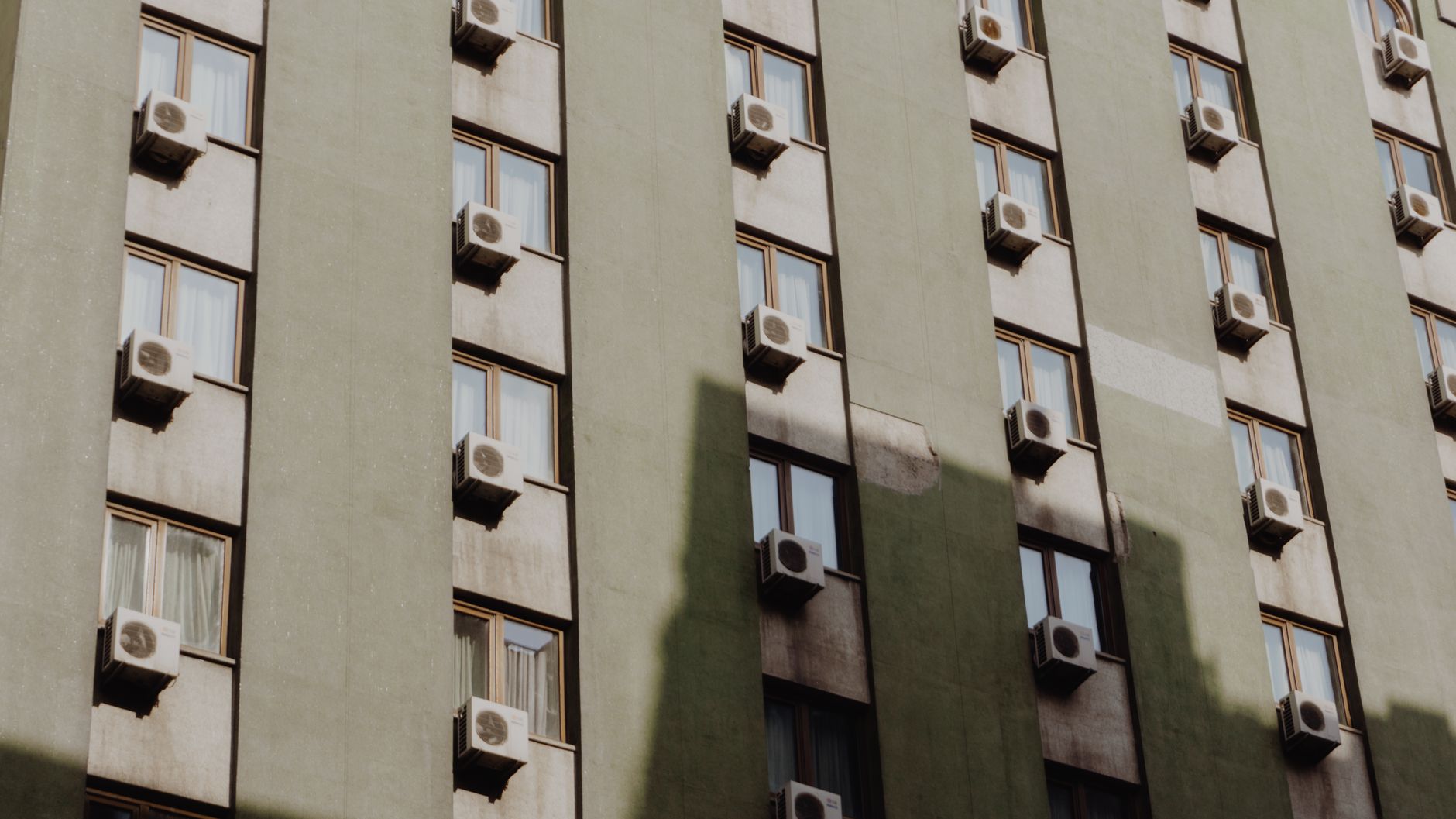 Façade d’immeuble équipée de climatiseurs