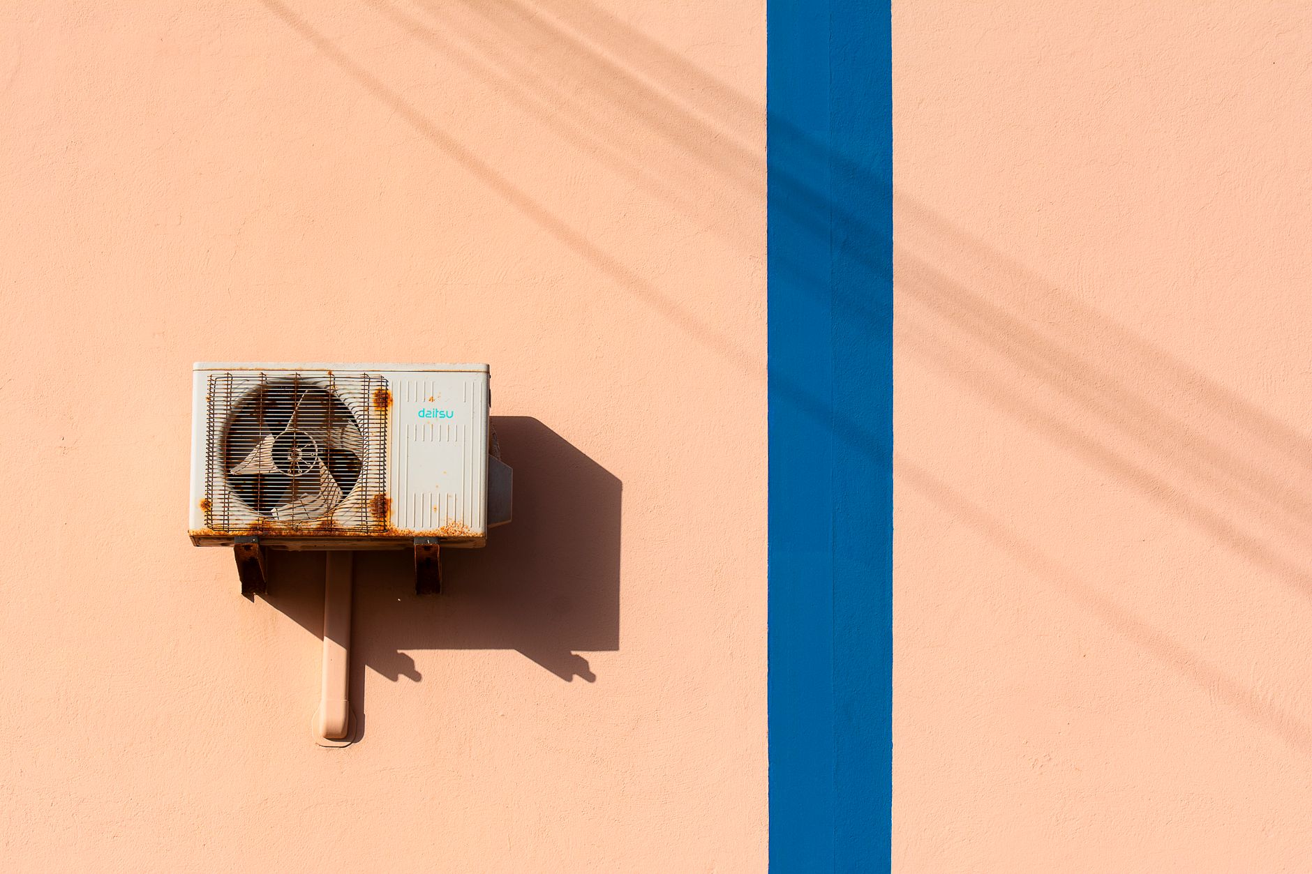 Unité extérieure de climatisation fixée au mur