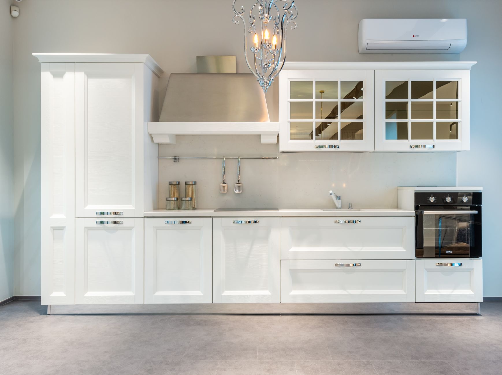 Cuisine blanche équipée dans un appartement spacieux