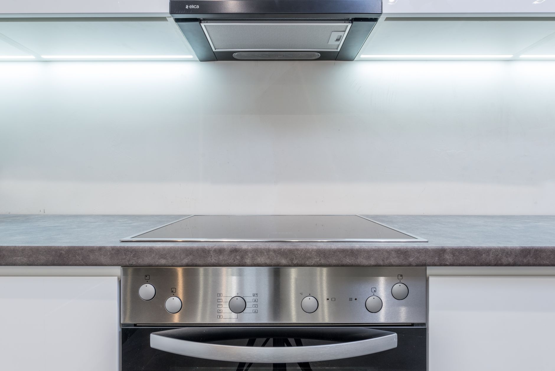 Cuisine moderne avec électroménager en inox
