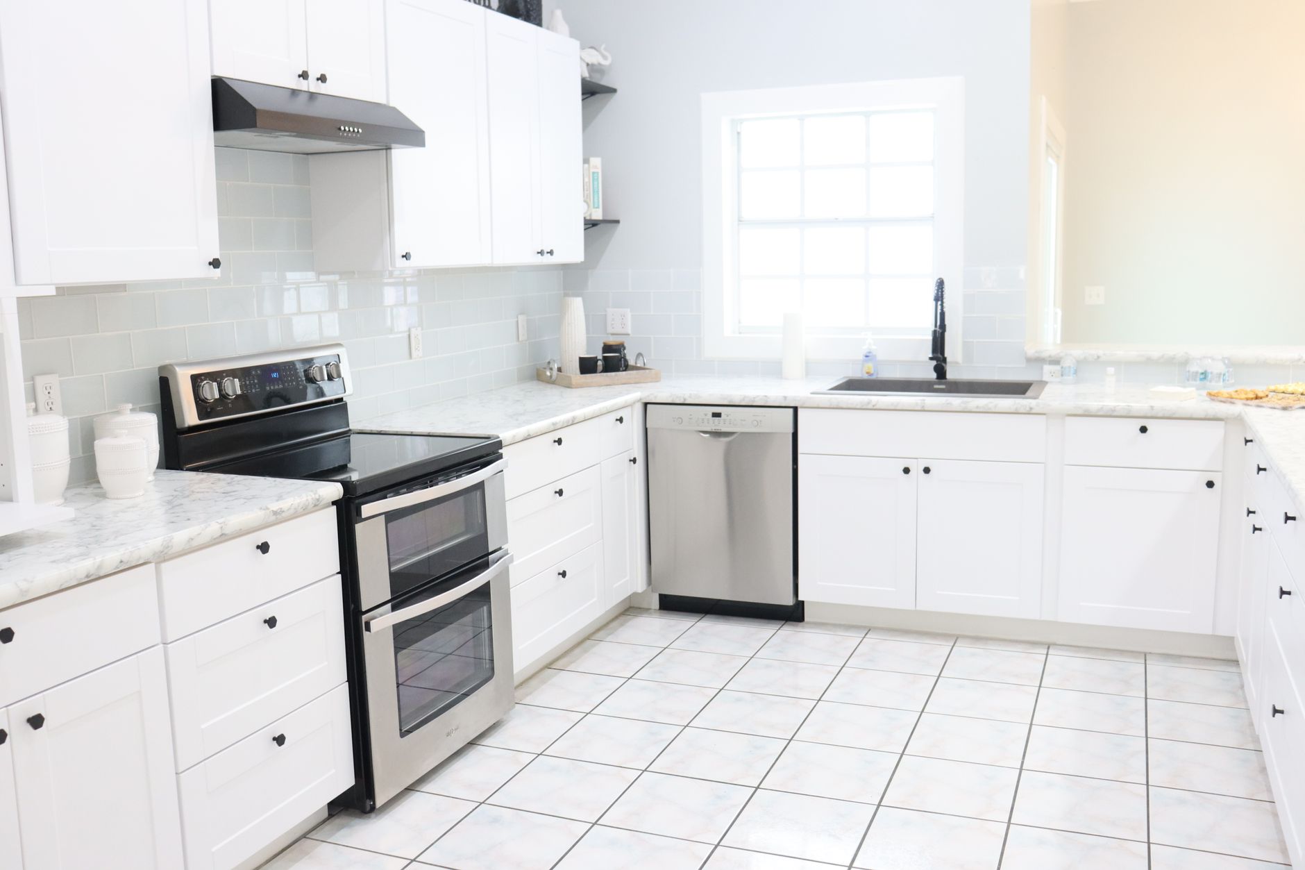 Cuisine claire aux meubles blancs