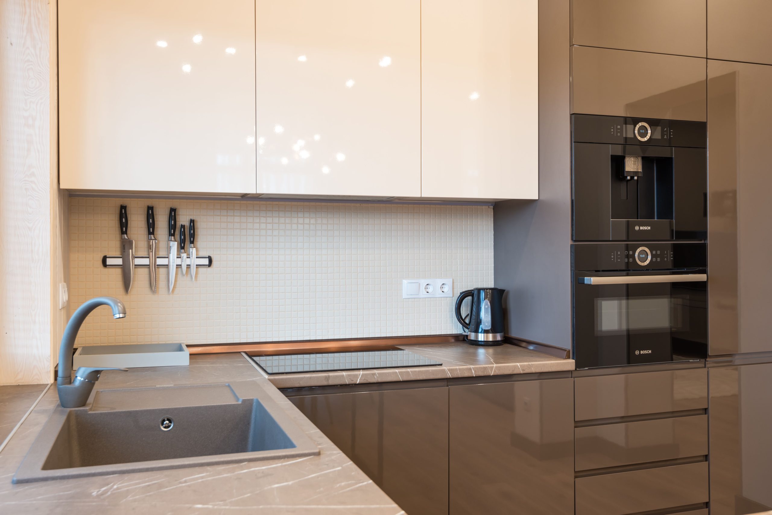 Cuisine moderne avec appareils électroménagers