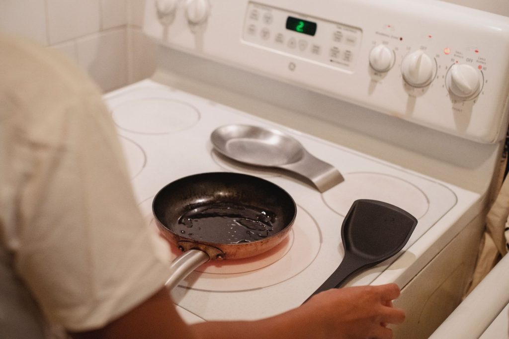 Cuisinière électrique blanche dans une cuisine