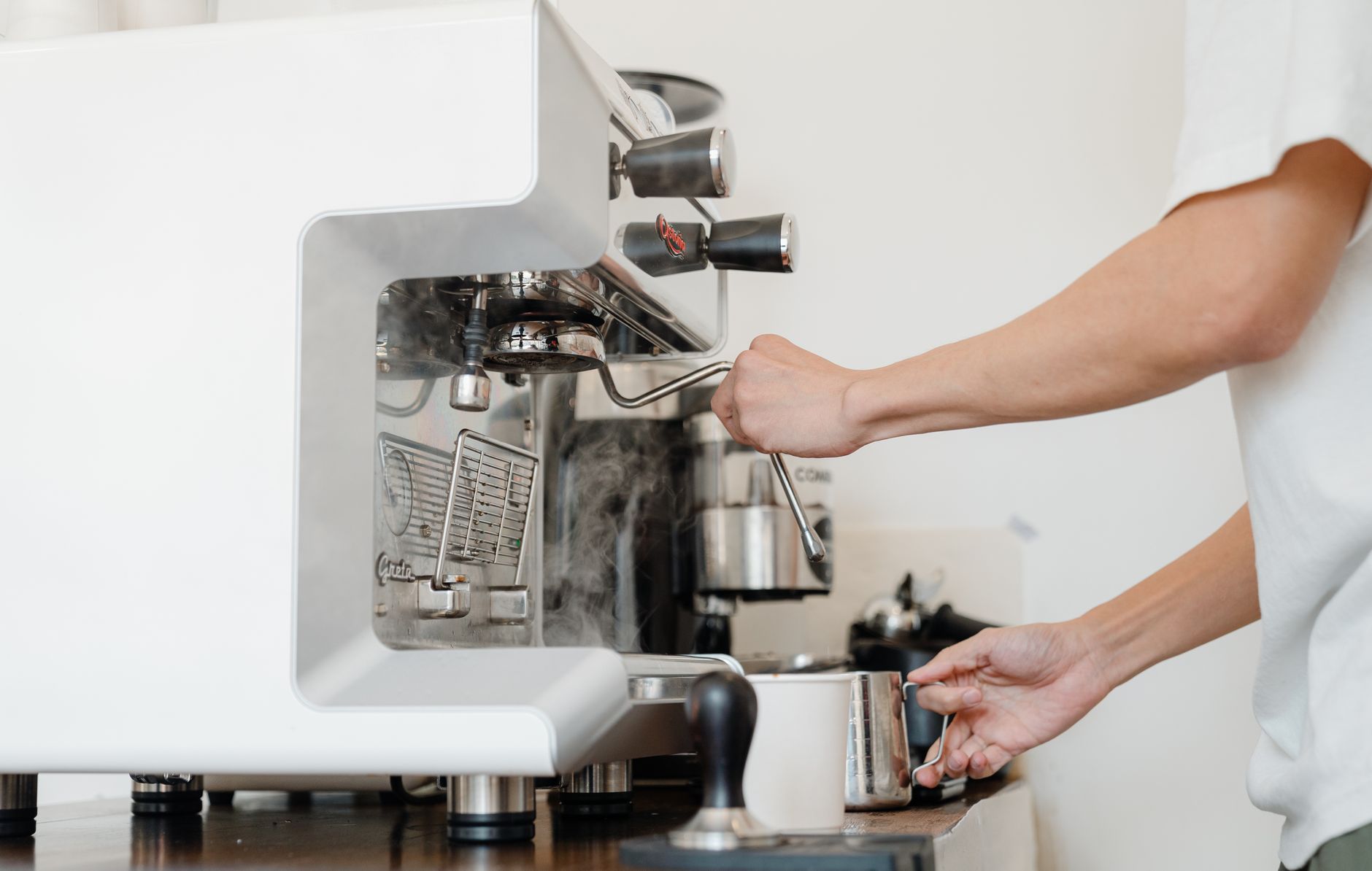 Barista préparant du lait vapeur au comptoir