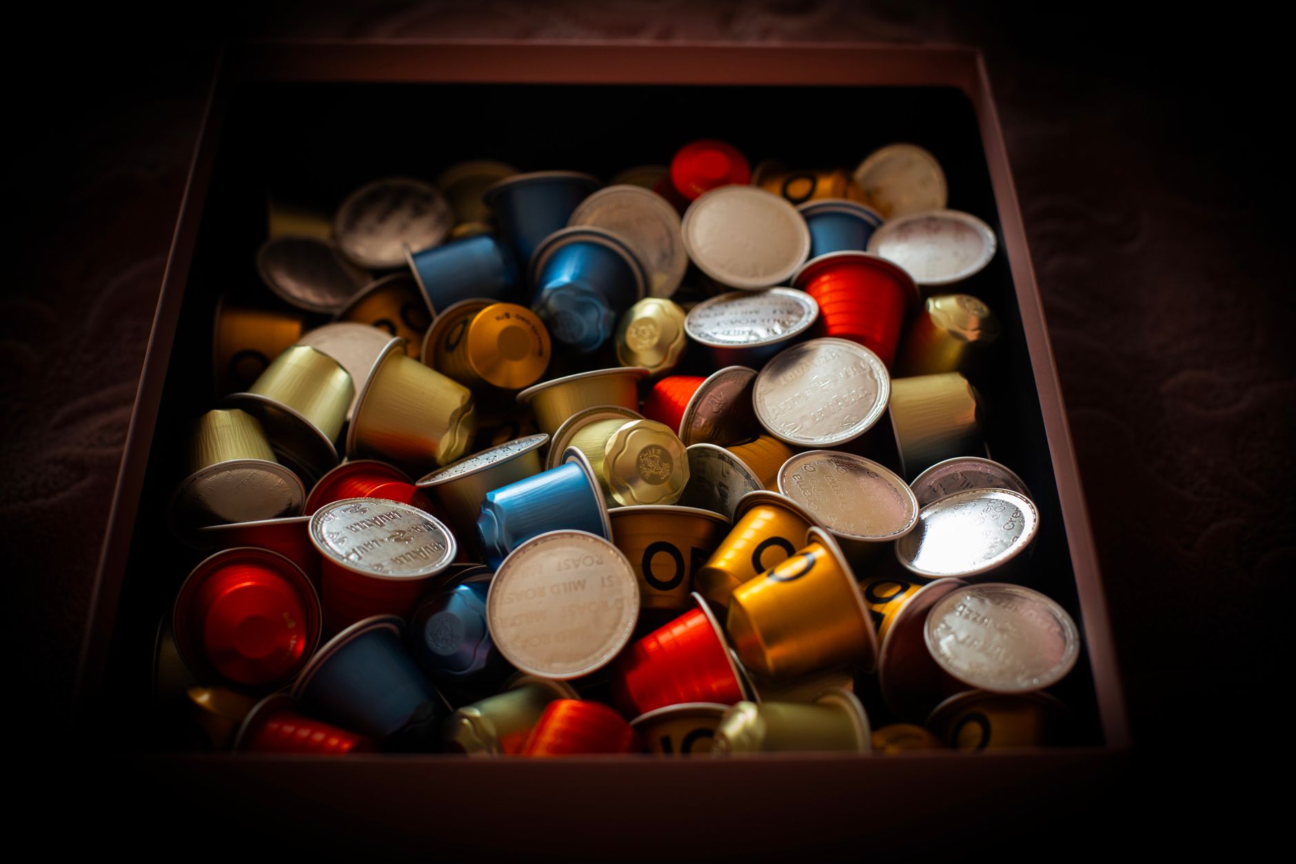 Boîte remplie de capsules de café colorées