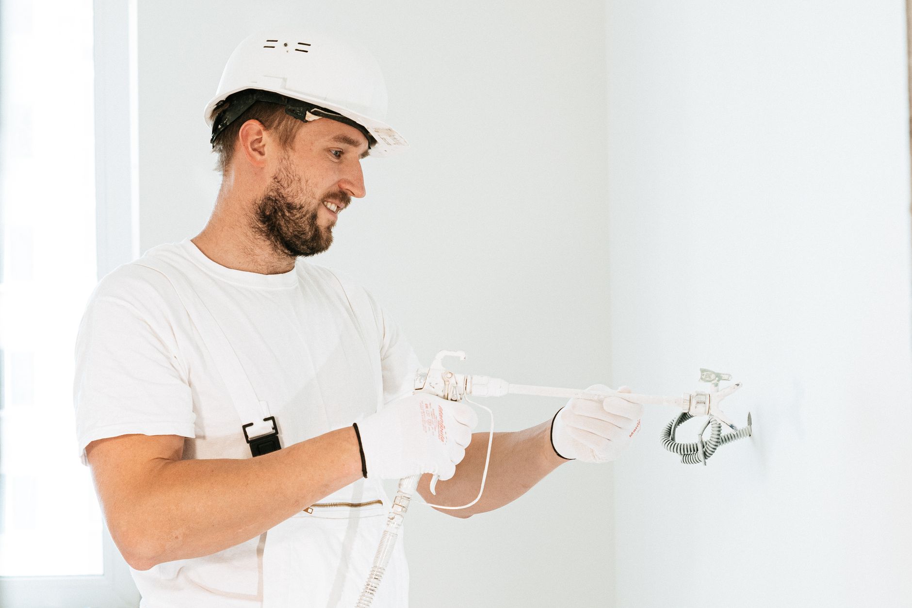 Électricien posant du câblage dans un mur neuf