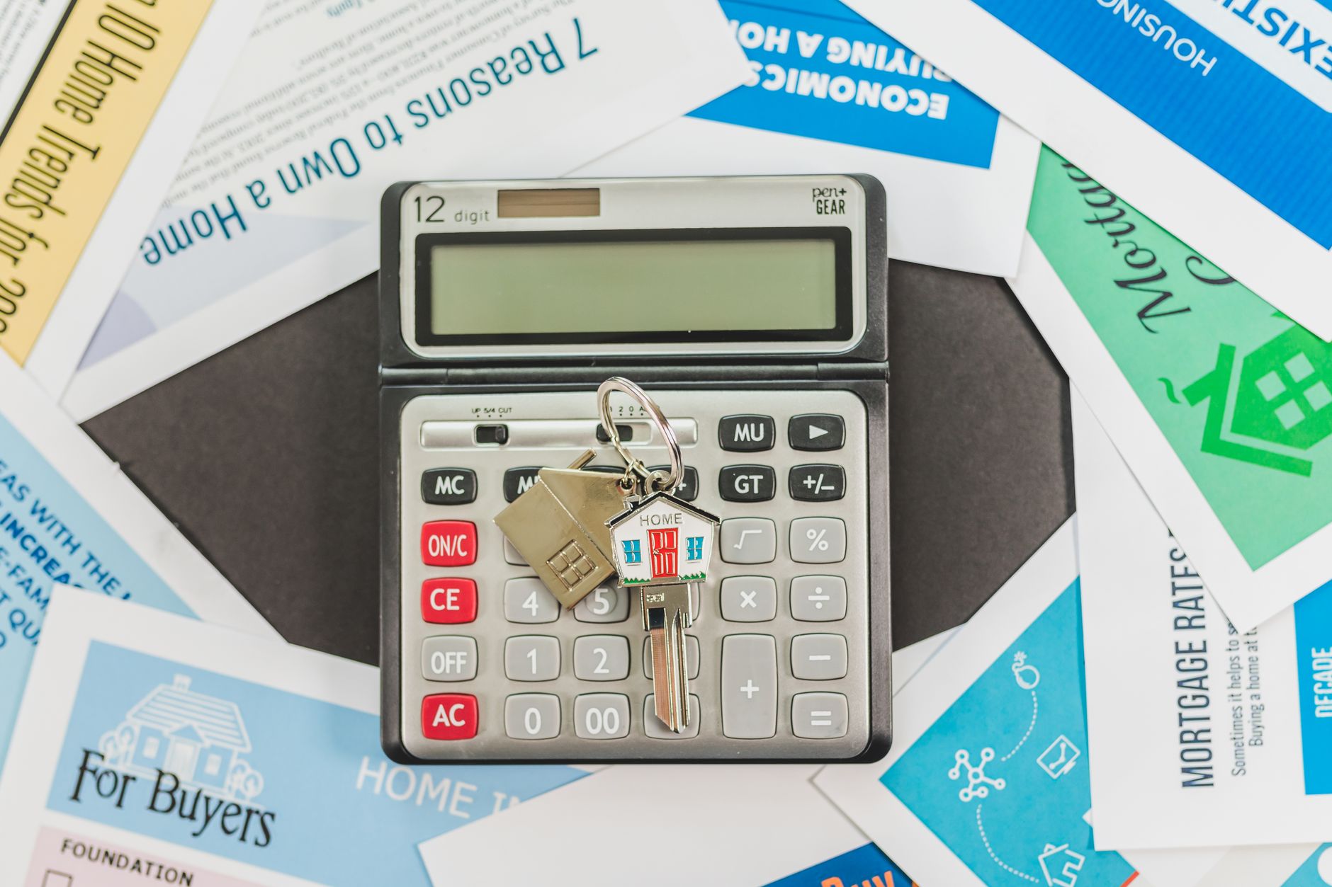 Calculatrice, clés et documents immobiliers