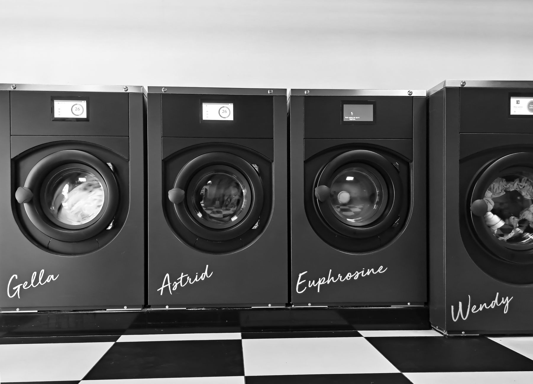 Rangée de lave-linge modernes en niveaux de gris