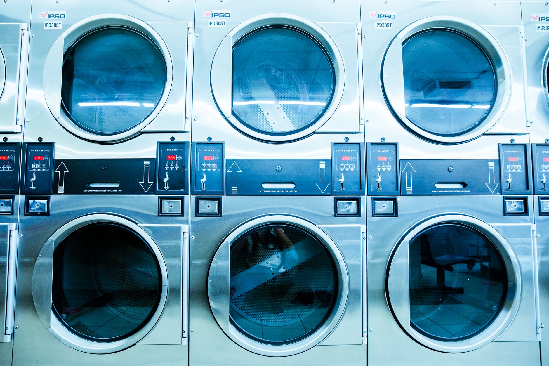 Rangée de lave-linge dans une laverie