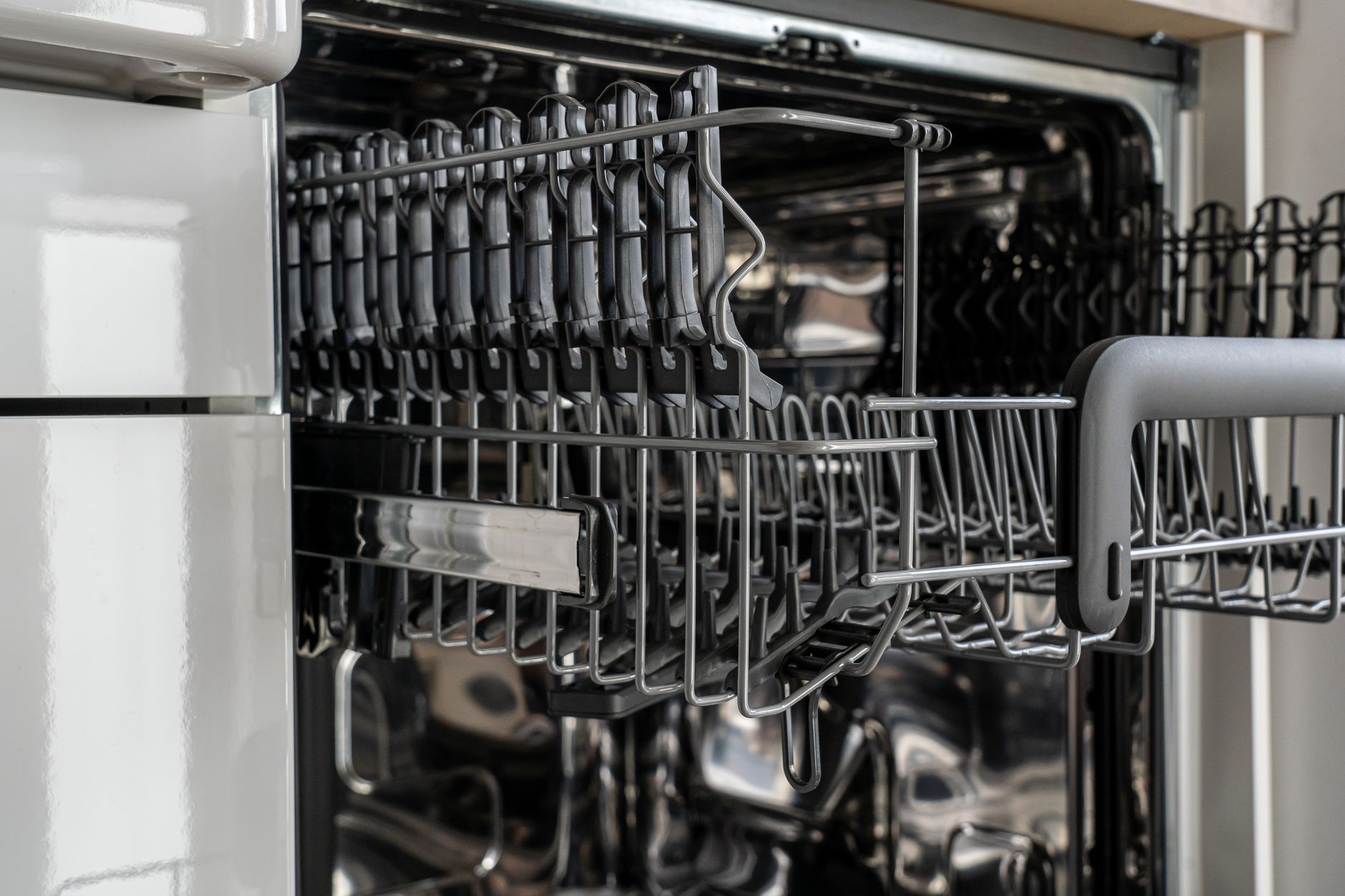 Lave-vaisselle qui se remplit et vidange aussitôt : que faire ?