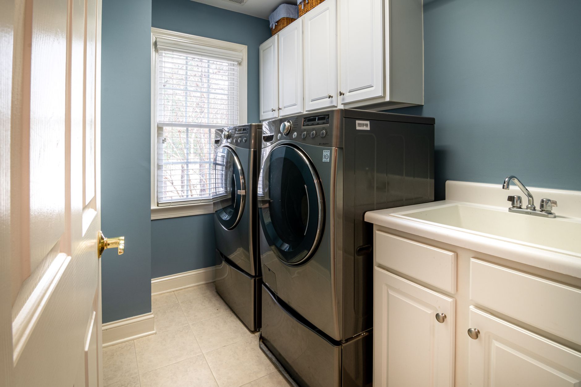 Buanderie rangée avec lave-linge blanc