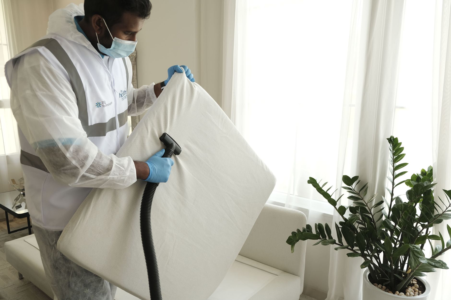 Aspirateur passé sur un matelas pour chasser les punaises