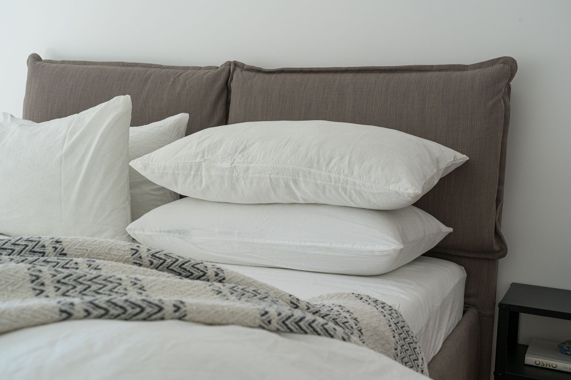 Chambre aux draps blancs où une punaise de lit peut se cacher