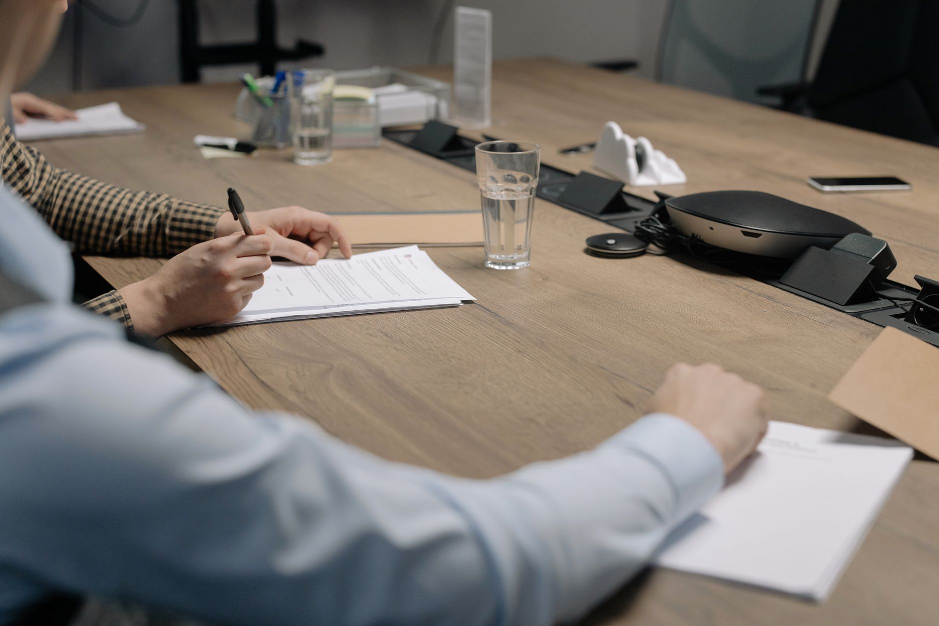 Réunion autour de documents à signer